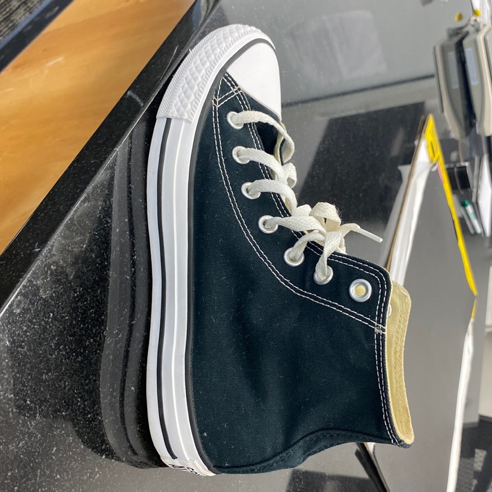 These are converse size 6 men good condition very clean